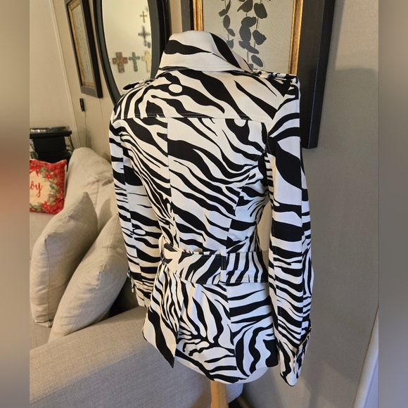 Cache.   Coat.  251 - Picture 2 of 5